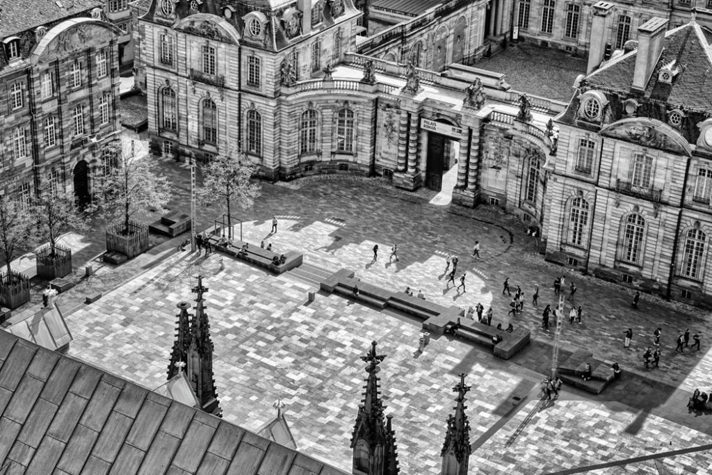 La place du château et l'entrée du Palais Rohan vue depuis la plateforme de la cathédrale