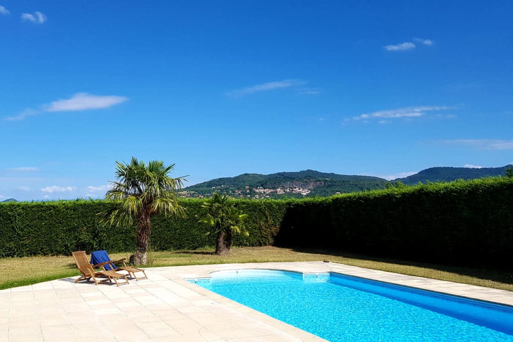 Piscine avec vue sur la Roche Noire