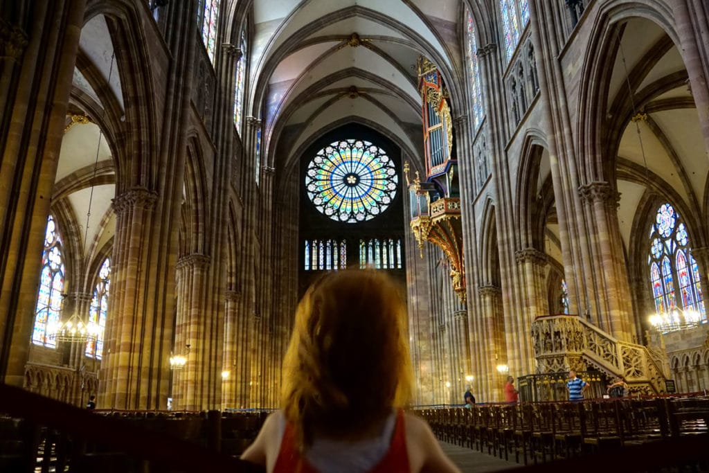 Ma petite fille face à la rosace de la Cathédrale de Strasbourg