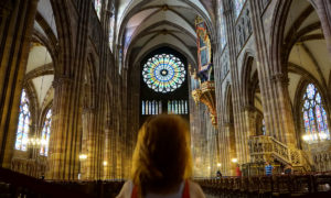Ma petite fille visite la cathédrale de Strasbourg