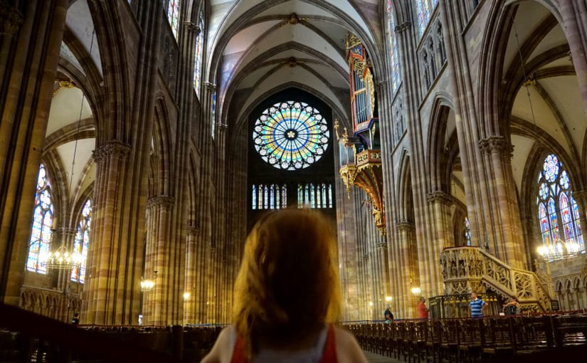 Ma petite fille face à la rosace de la Cathédrale de Strasbourg