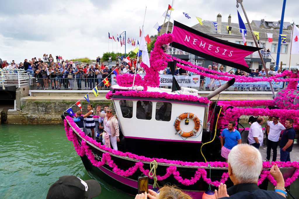 Bateau décoré pour la bénédiction de la mer à Port-en-Bessin