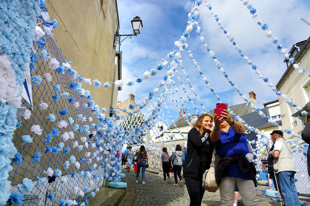 Rue de Port-en-Bessin décorée pour la bénédiction de la mer