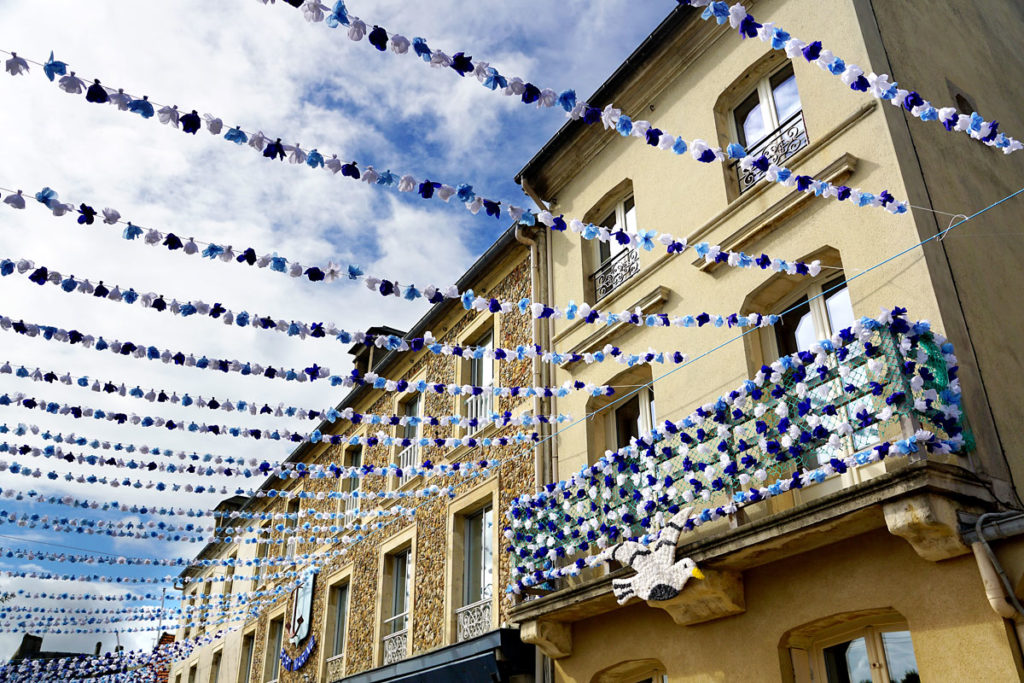 Rue de Port-en-Bessin décorée pour la bénédiction de la mer