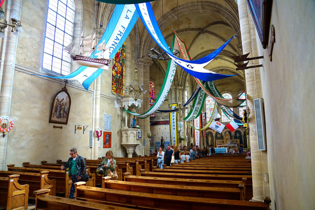 Eglise de Port-en-Bessin décorée pour la bénédiction de la mer