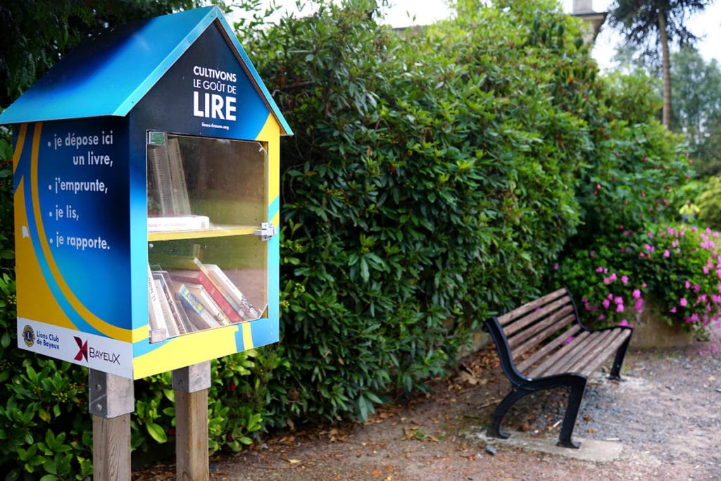 Livres en libre-service au jardin botanique de Bayeux