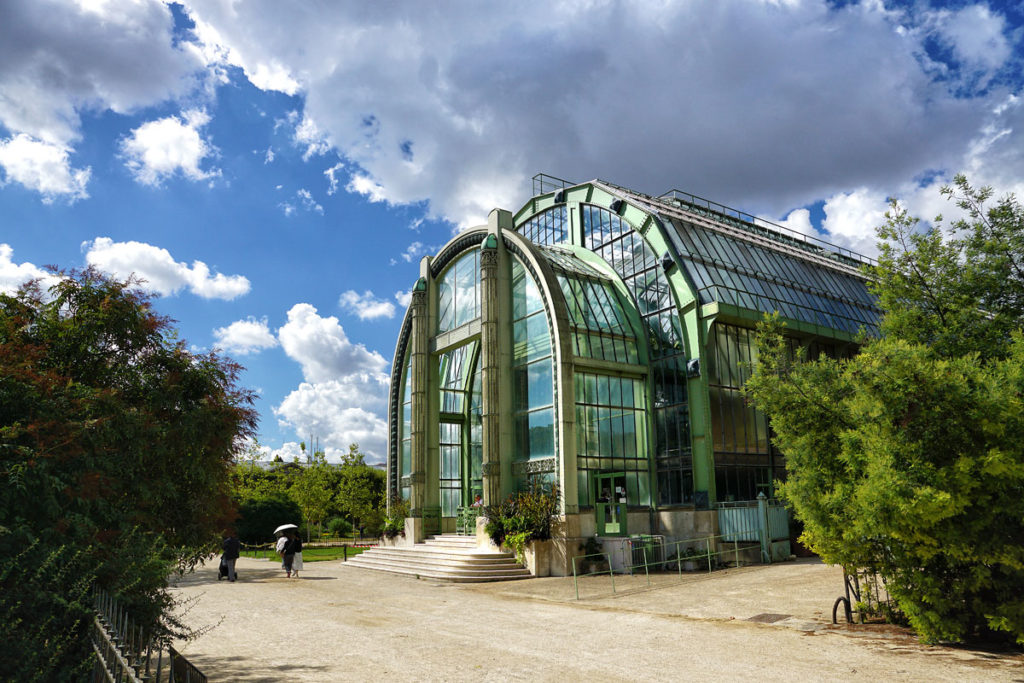 Grande serre à armature métallique au jardin des plantes de Paris