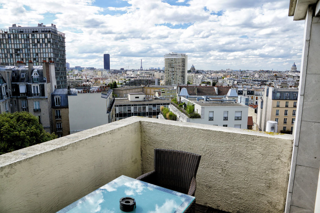 Vue sur la Tour Eiffel depuis la terrasse de l'Hôtel Mercure Gobelins à Paris