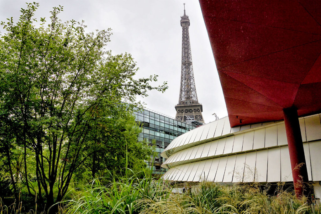 Musee du Quai Branly avec la Tour Eiffel