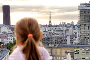 Ma petite fille regarde la Tour Eiffel