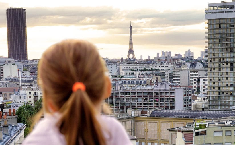 Ma petite fille regarde la Tour Eiffel