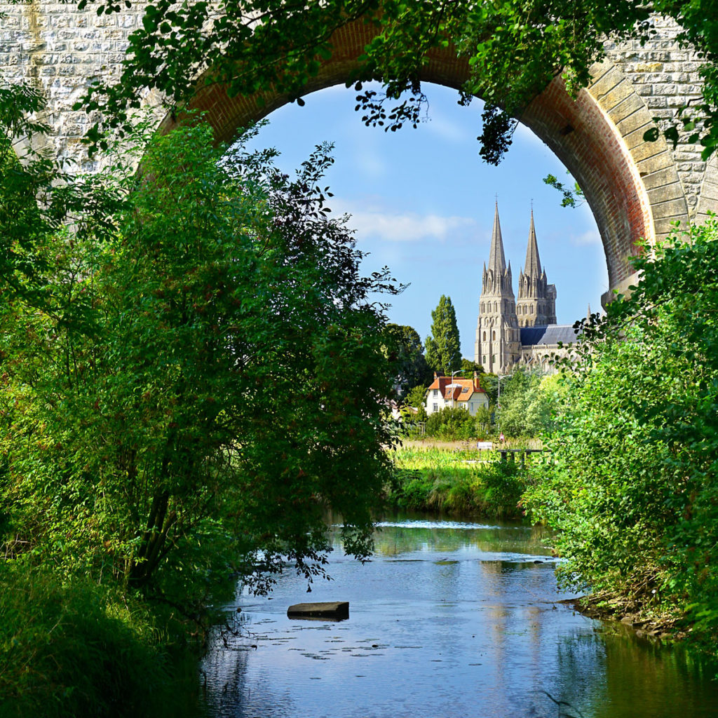 Cathédrale de Bayeux depuis le sentier nature