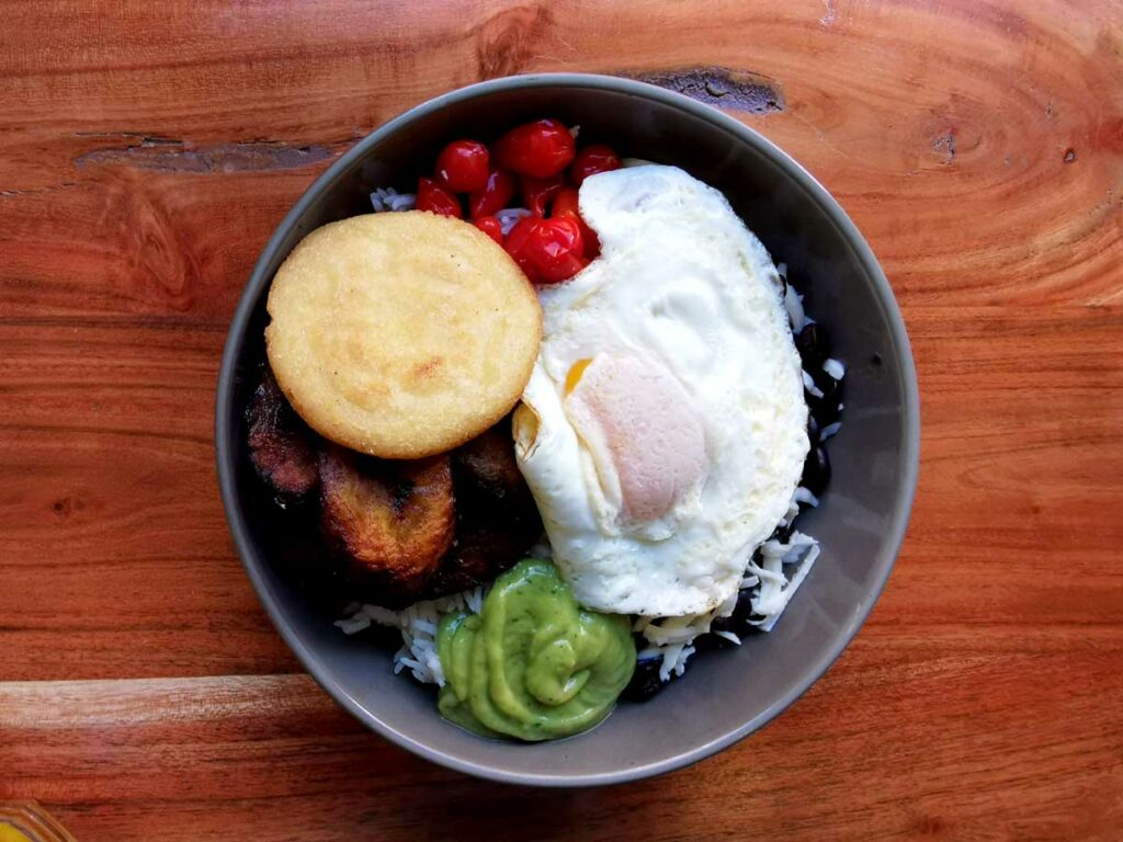 Bowl vénézuelien à bas de riz parfumé, d'avocat, de petit piment et d'oeuf