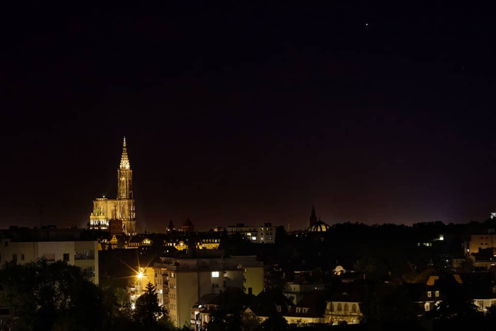 La Cathédrale de Strasbourg de nuit depuis le Parlement Européen