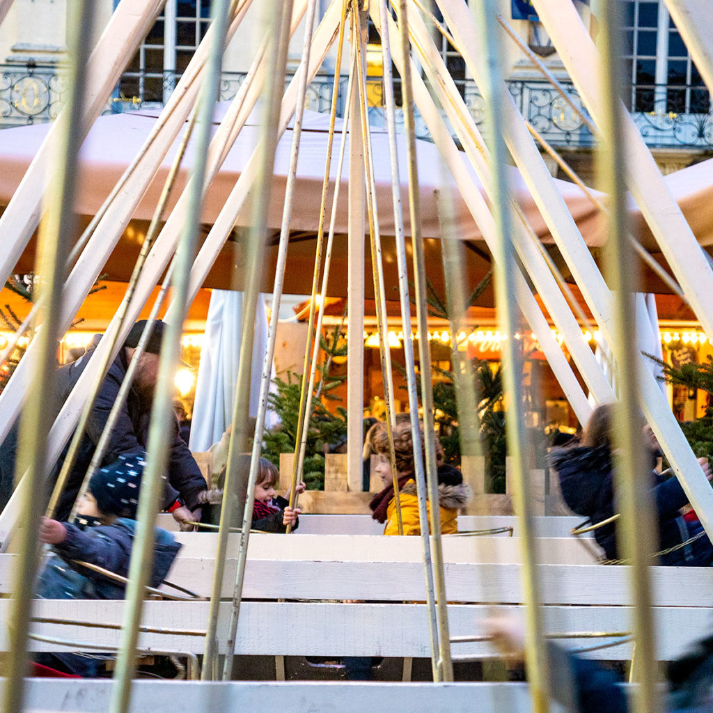 Balançoires à nacelle sur la place de la Carrière