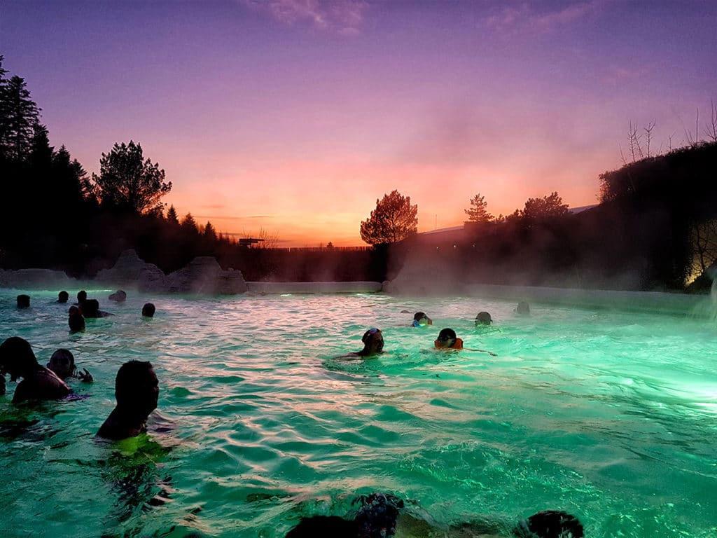 Coucher de soleil piscine extérieure Center Parcs Trois Forets