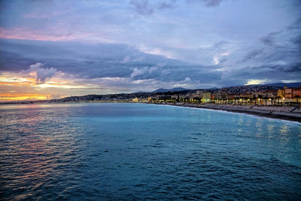 Coucher de soleil sur la promenade des anglais depuis le quai Rauba Capeuu