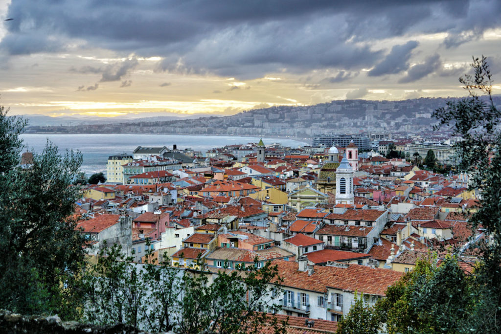 Coucher de soleil sur le vieux Nice depuis la colline du château