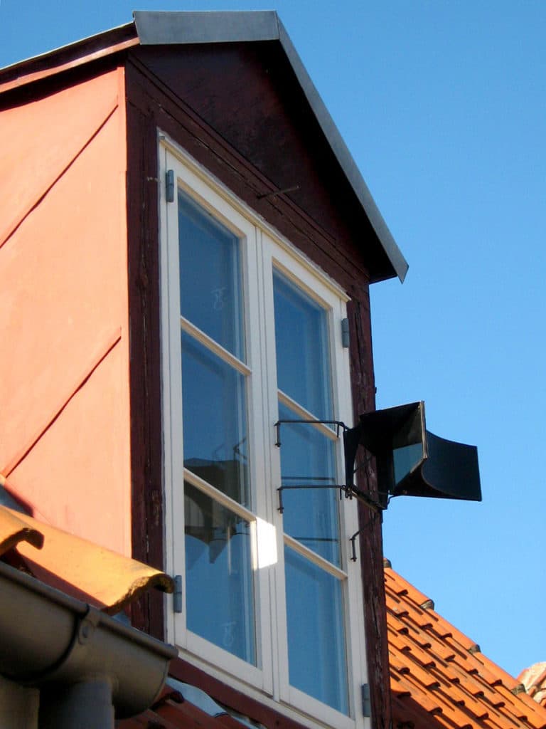 Miroirs à la fenetre d'une maison danoise