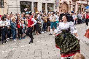 Costume traditionnel alsacien à la fête de la pentecôte de Wissembourg