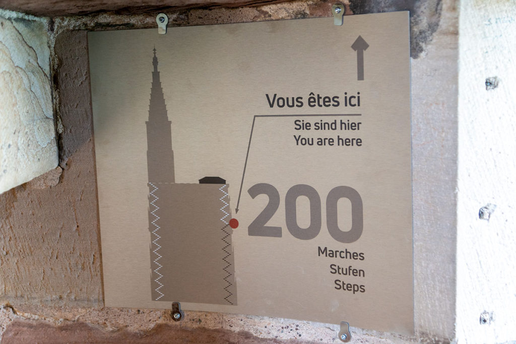 Plaque indiquant 200 marches pour monter à la Cathédrale de Strasbourg