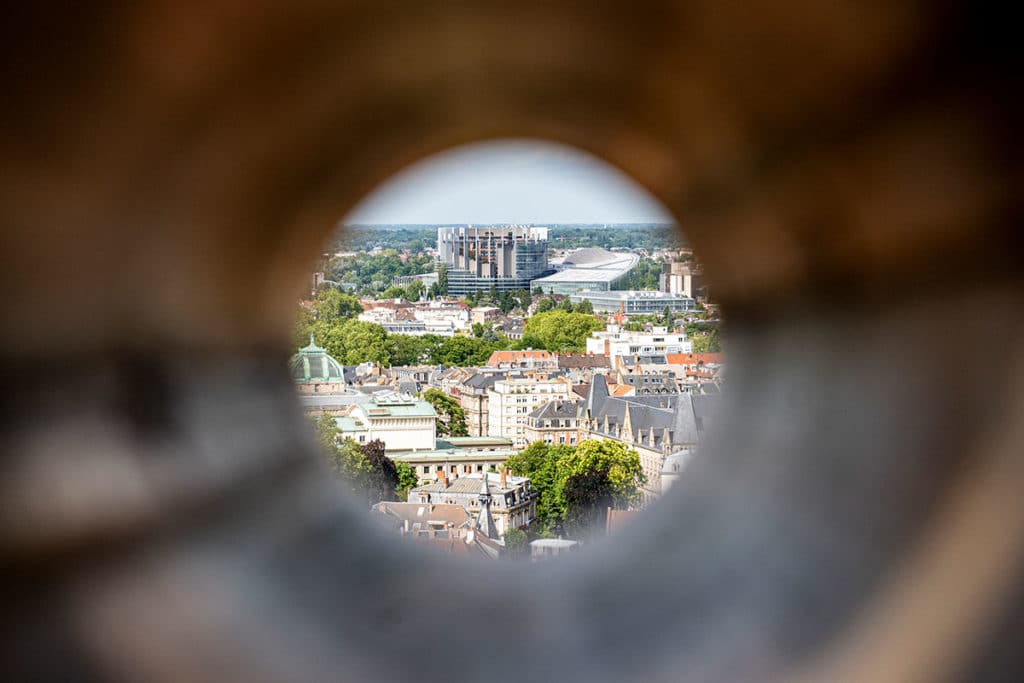 Vue sur le parlement européen depuis la Cathédrale de Strasbourg