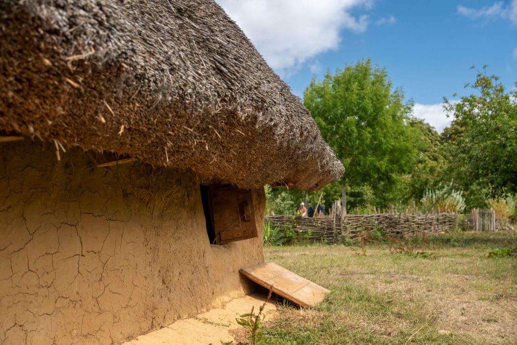 Maison médiévale au toit de chaume à Ornavik