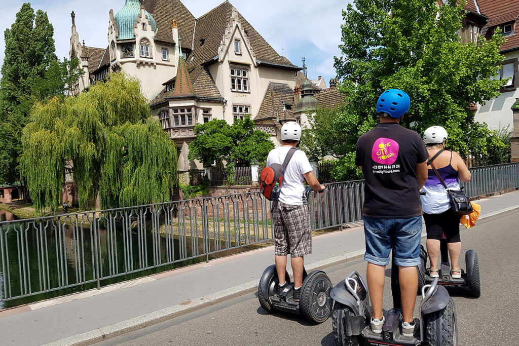 Promenade en segway devant le Lycée des Pontonniers