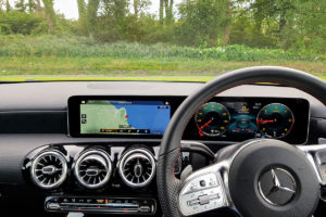 Volant à droite sur Mercedes A180d AMG