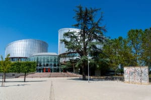 Morceaux du mur de Berlin à la Cour Européenne des Droits de l'Homme de Strasbourg