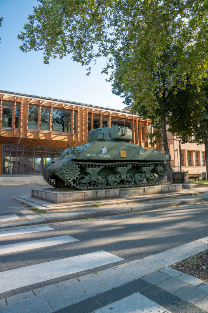 Char Zimmer devant l'école du Rhin à Strasbourg