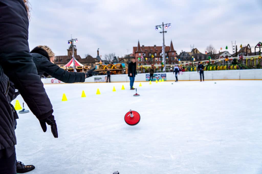 Lancer de eisstock sur la patinoire de Noël à Colmar