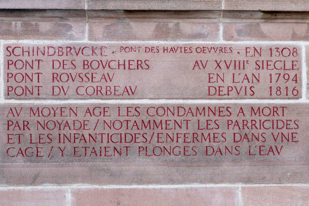 Inscription sur le pont du corbeau