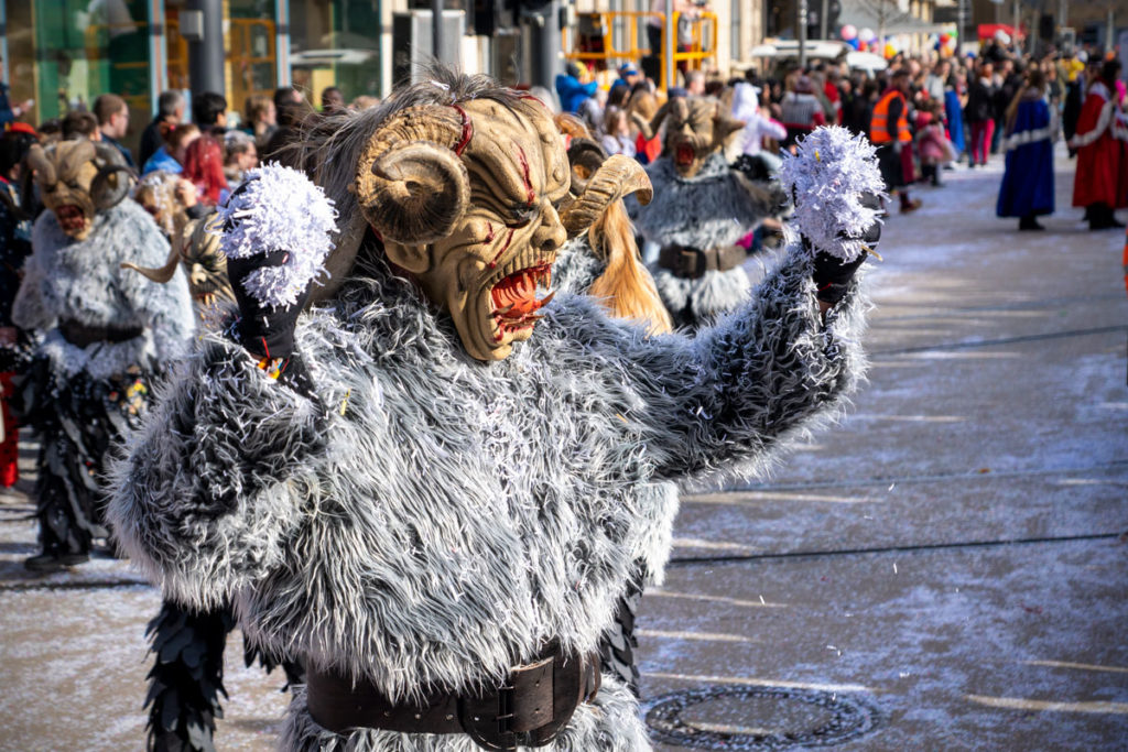 Monstre qui lance des confettis à Kehl