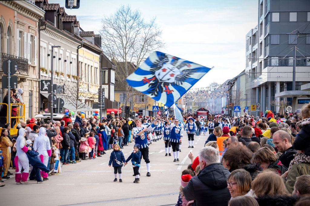 Troupe avec le drapeau