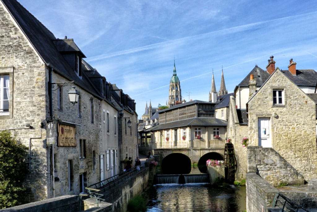 Vue sur la cathédrale de Bayeux et la Halle aux poissons