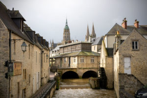 Vue sur la cathédrale et l'office du tourisme de Bayeux