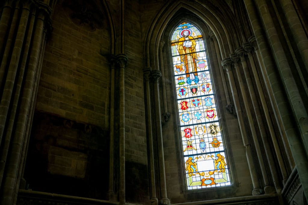 Blasons anglais sur les vitraux de la cathédrale de Bayeux