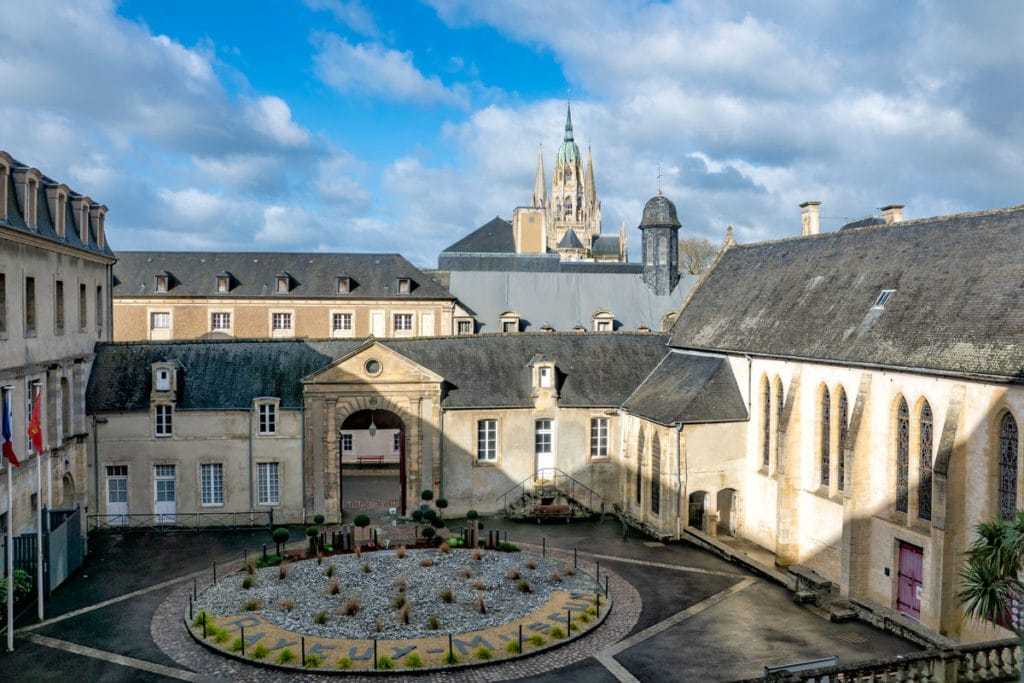 Cour du musée de la Tapisserie à Bayeux