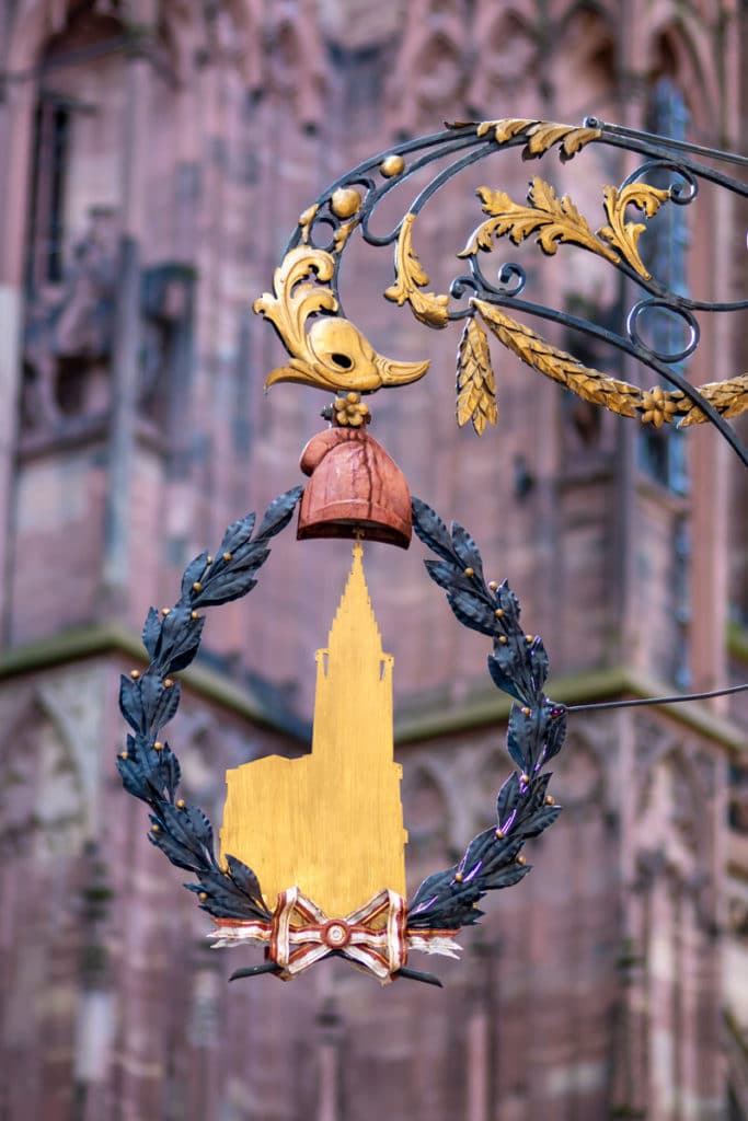 Enseigne avec la cathédrale coiffée d'un bonnet phrygien