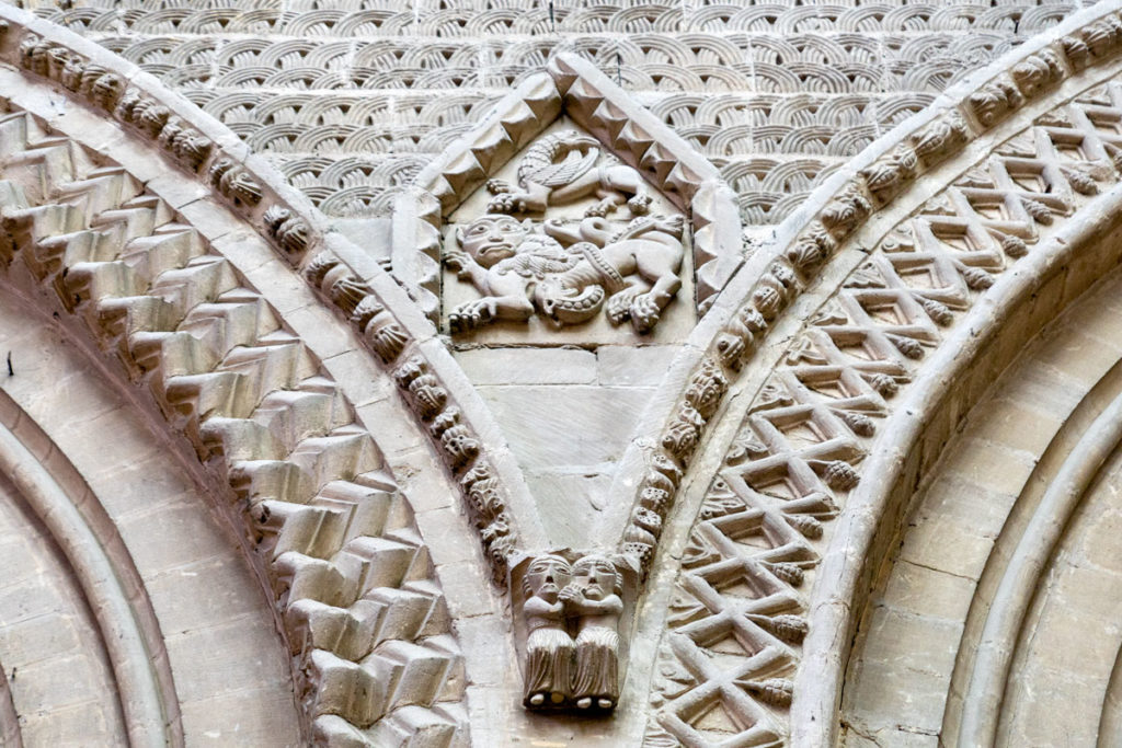 Les amoureux scupltés dans la cathédrale de Bayeux