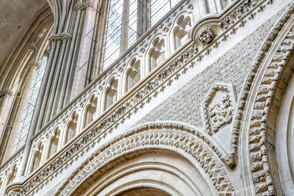 Murs sculptés de la cathédrale de Bayeux