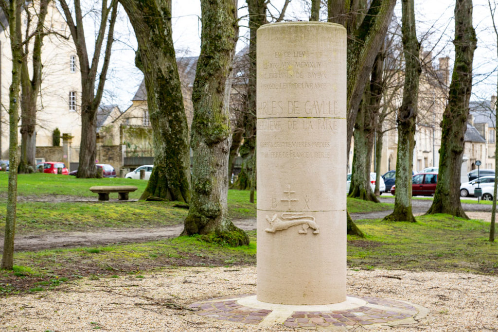 Stèle du Général de Gaulle à Bayeux