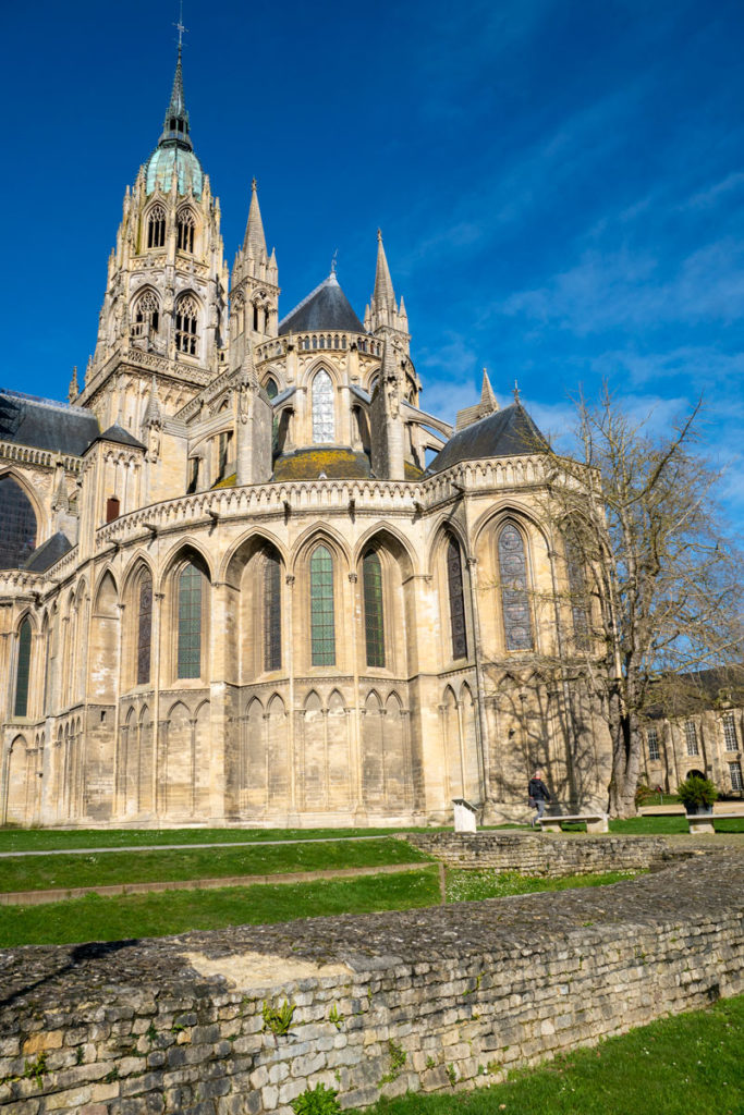 Vestige de l'enceinte médiévale de Bayeux au pied de la cathédrale