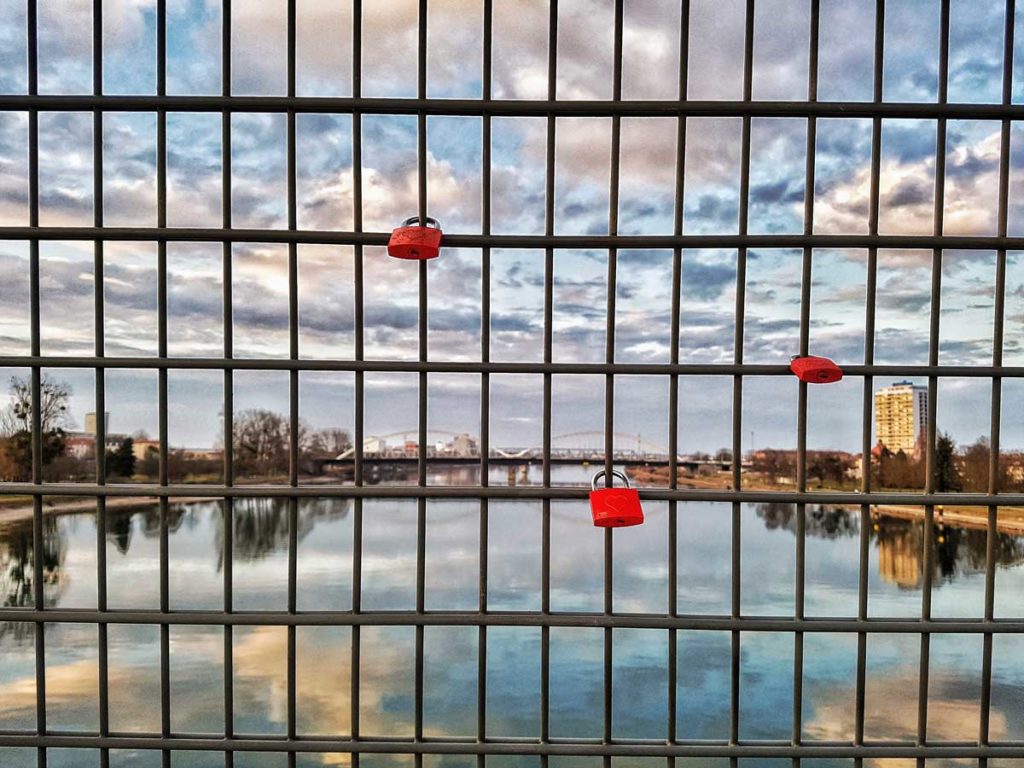 Cadenas sur la passerelle Mimram