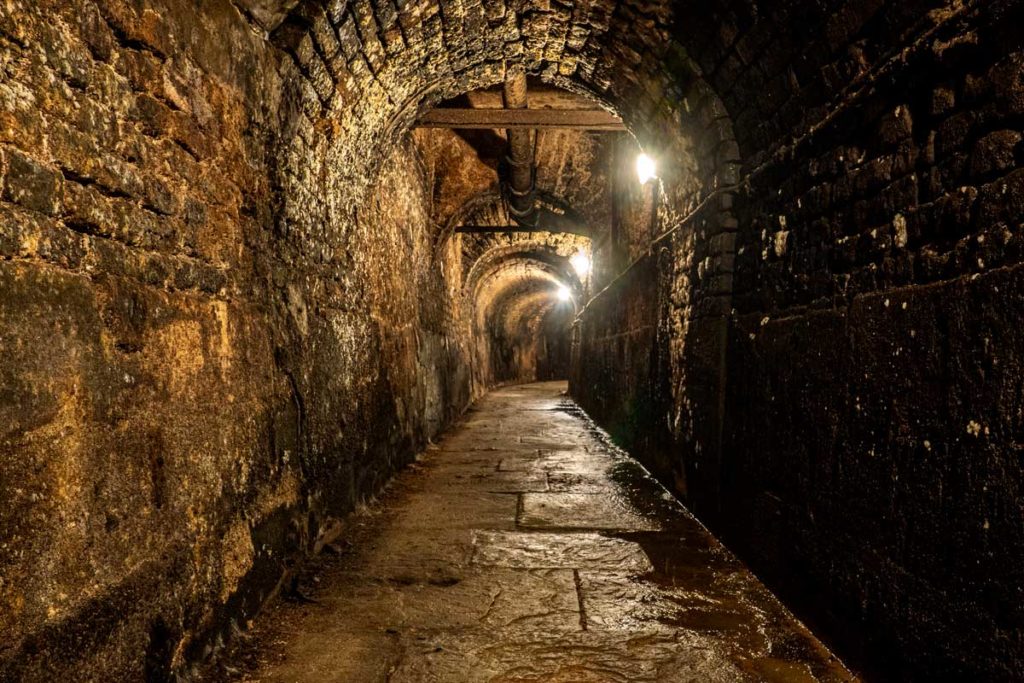 Souterrain sous les remparts de l'enceinte médiévale