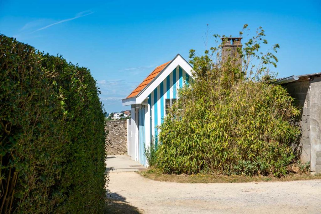 Toilettes en forme de cabane de plage