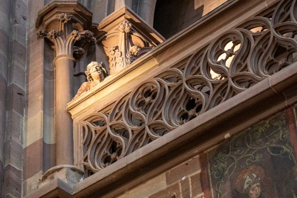 Homme à la balustrade dans la cathédrale