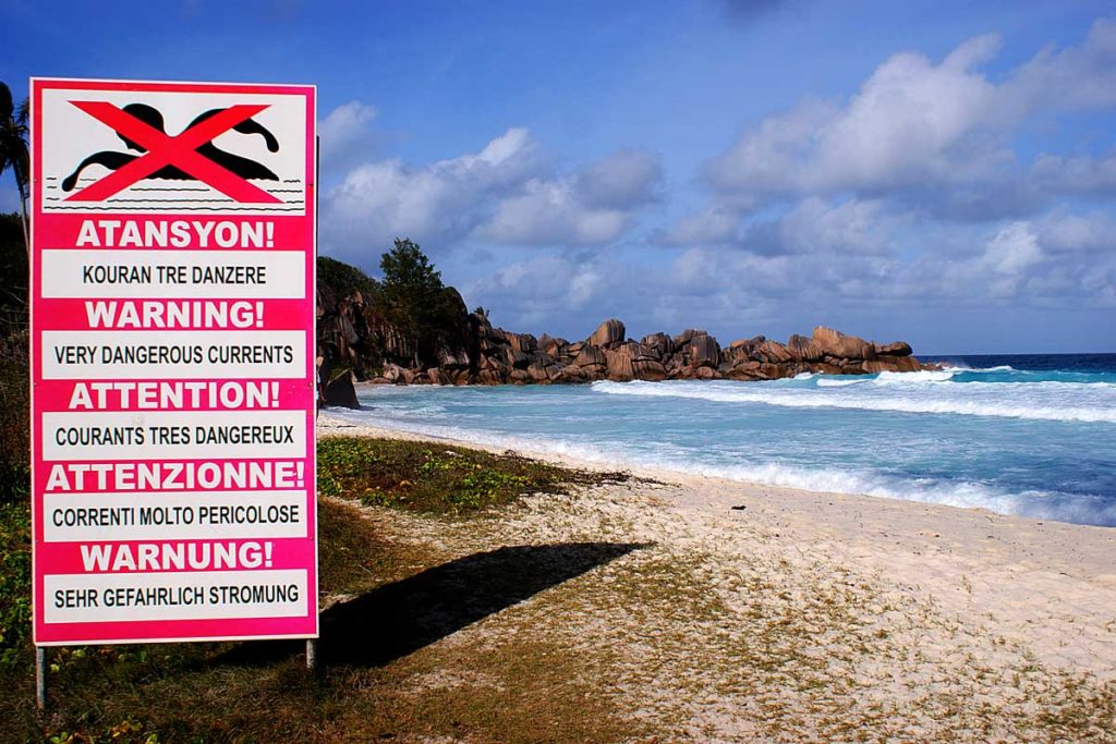 Panneau en créole sur une plage des Seychelles