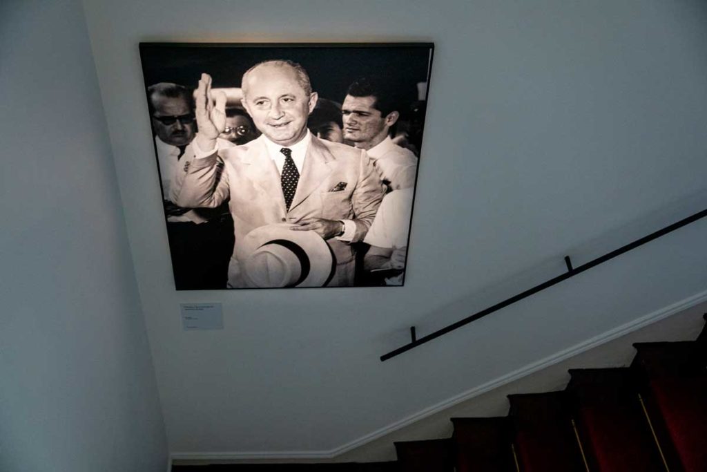 Portrait de Christian Dior dans sa villa de Granville